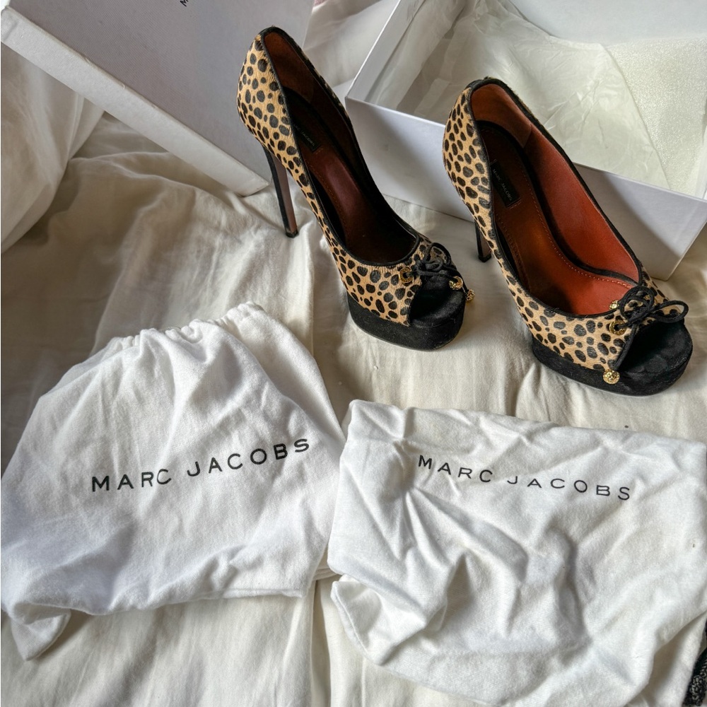 Marc Jacobs Black and Cheetah Print High Heels